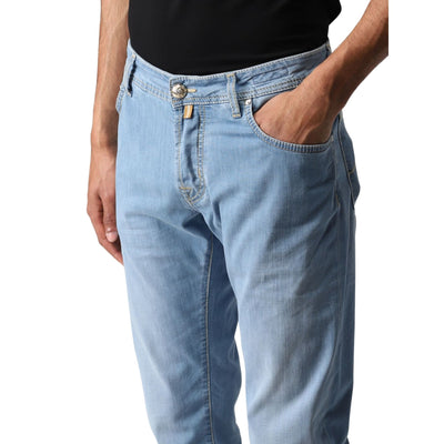 Jeans da uomo firmati Jacob Cohen su modello dettaglio chiusura frontale