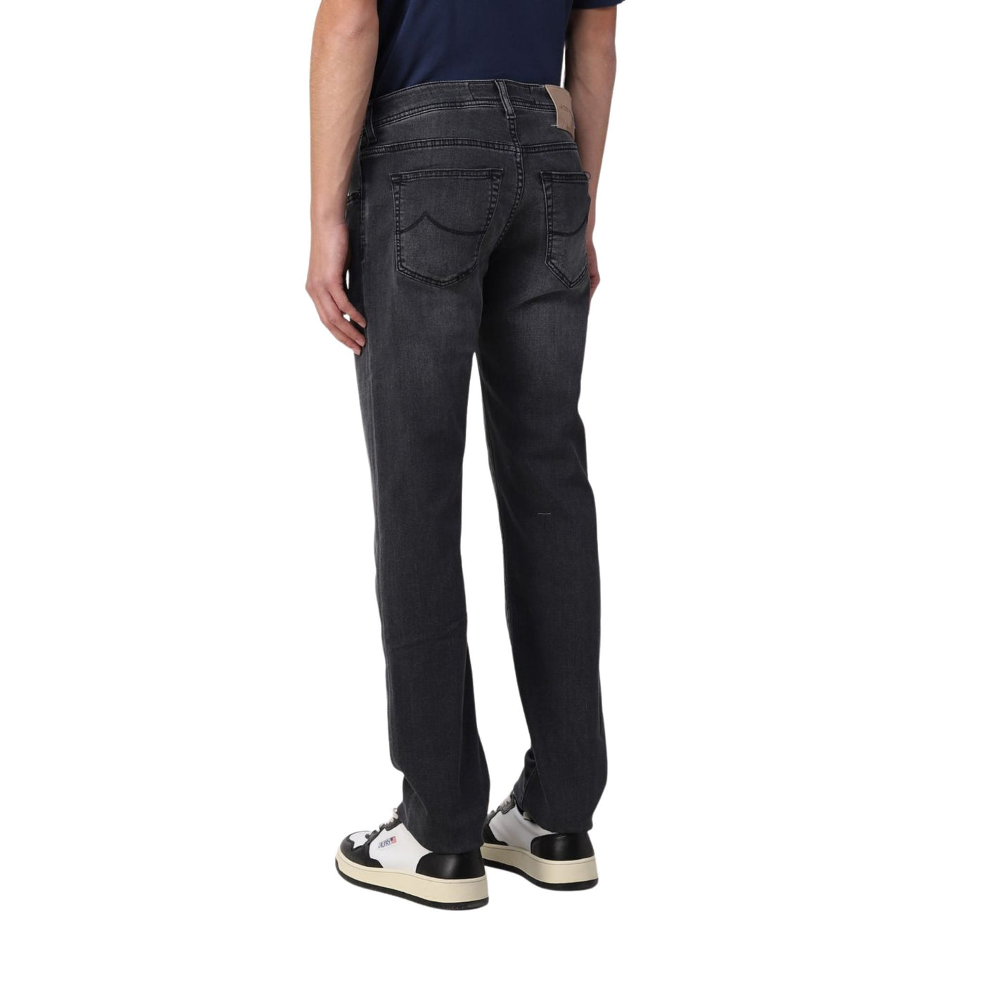 Jeans da uomo grigio firmato Jacob Cohen su modello vista retro