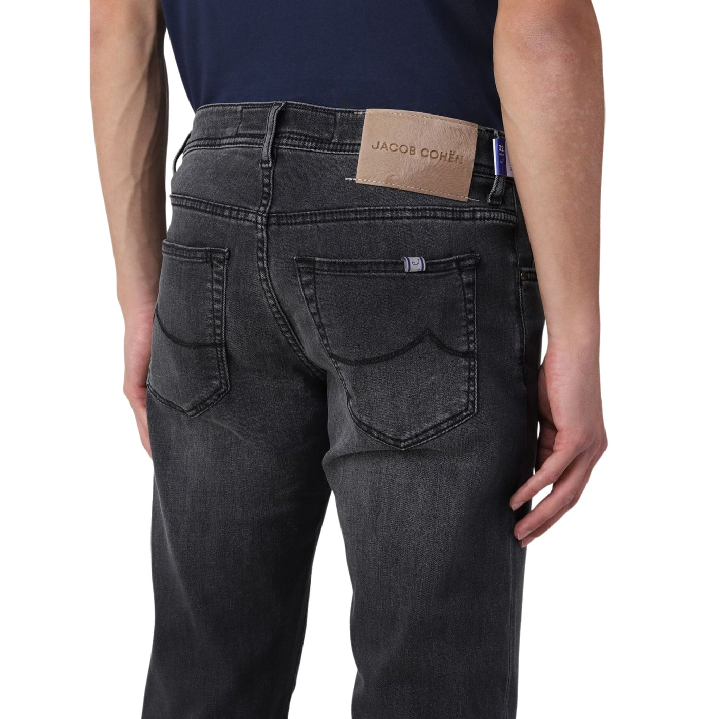 Jeans da uomo grigio firmato Jacob Cohen su modello dettaglio retro