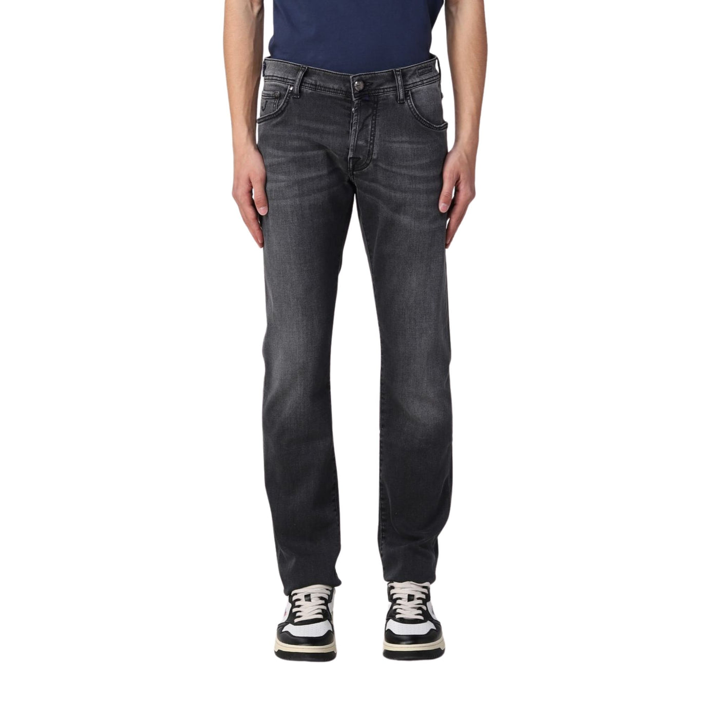 Jeans da uomo grigio firmato Jacob Cohen su modello vista frontale