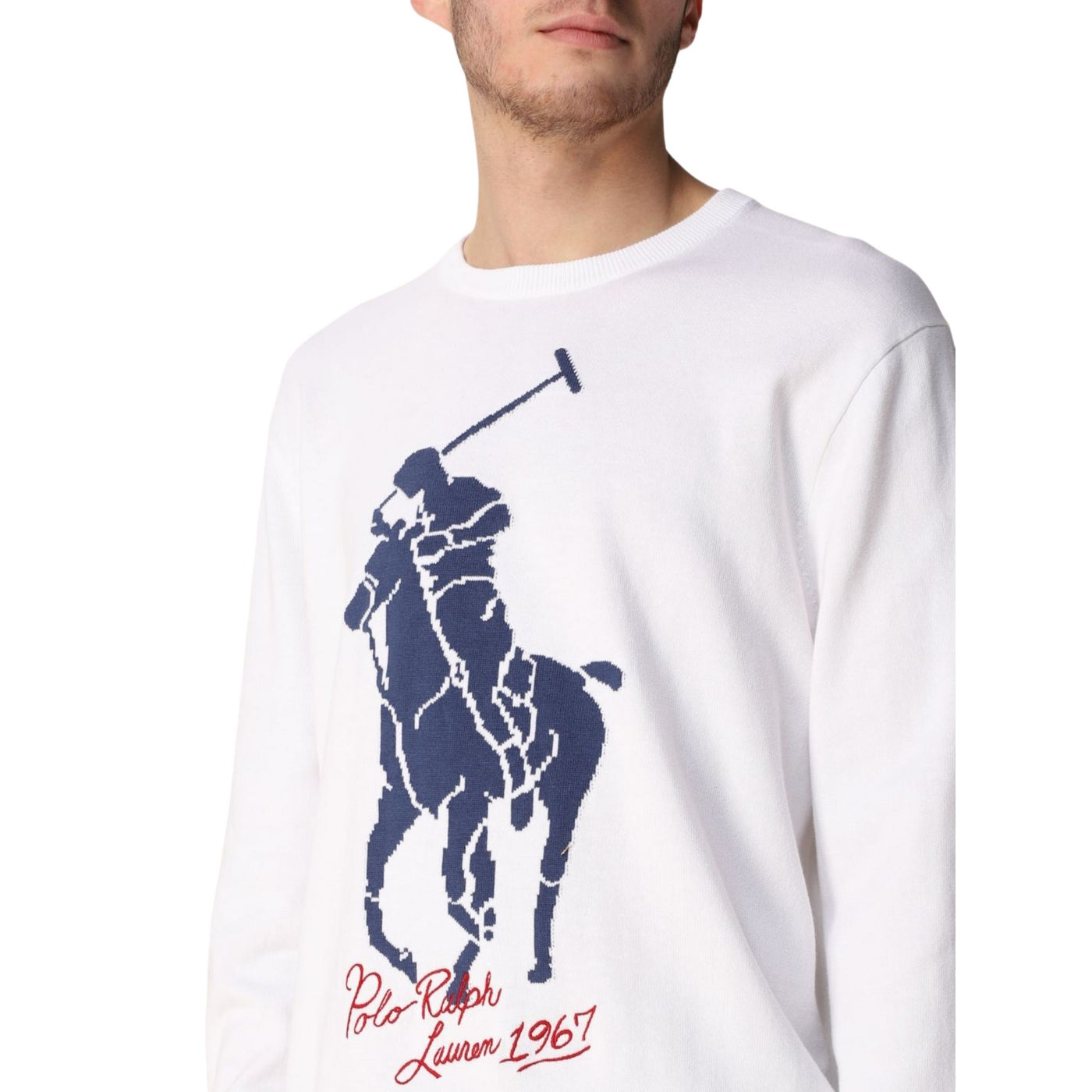 Maglia uomo Polo Ralph Lauren su modello dettaglio logo