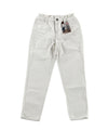 Pantalone bianco tinta unita con gambe lunghe. Parte frontale.