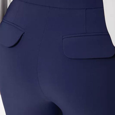 Pantalone da donna blu firmato Elisabetta Franchi su modella dettaglio tasche sul retro