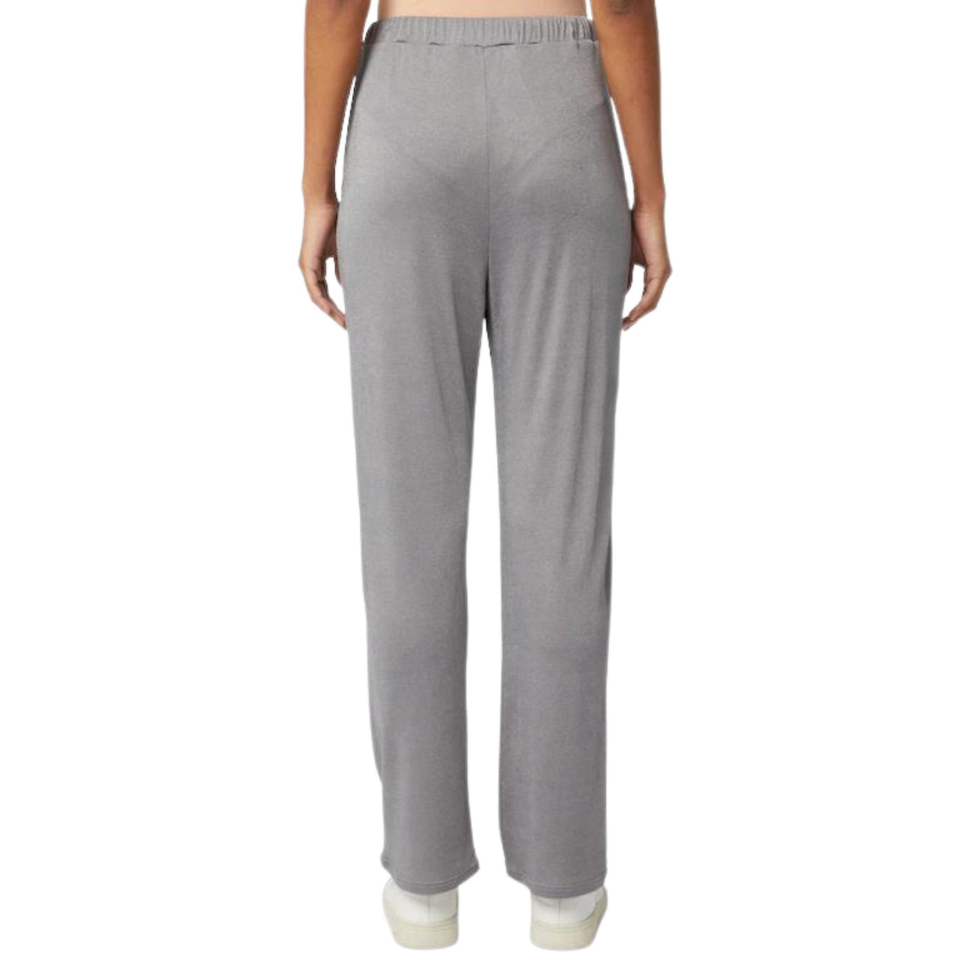 Pantalone da donna grigio firmato Max Mara su modella vista retro