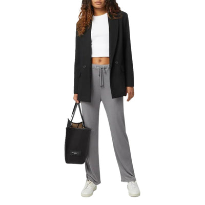Pantalone da donna grigio firmato Max Mara su modella vista per intero