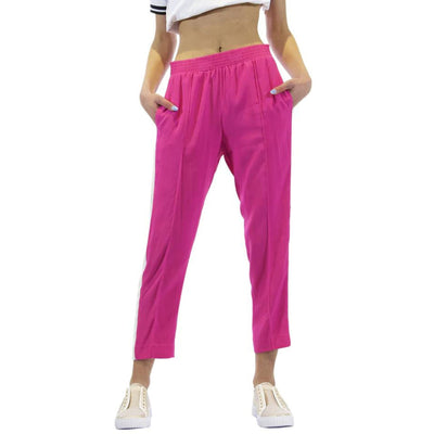 Pantalone da donna rosa firmato Twinset su modella vista frontale