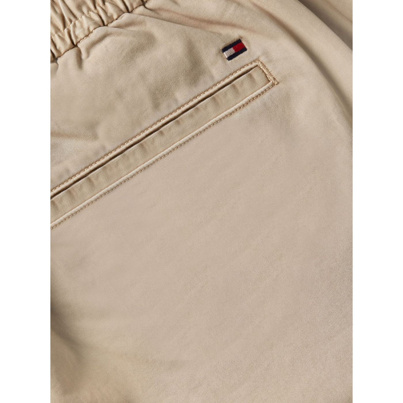 Pantalone da uomo beige firmato Tommy Hilfiger dettaglio tasca retro