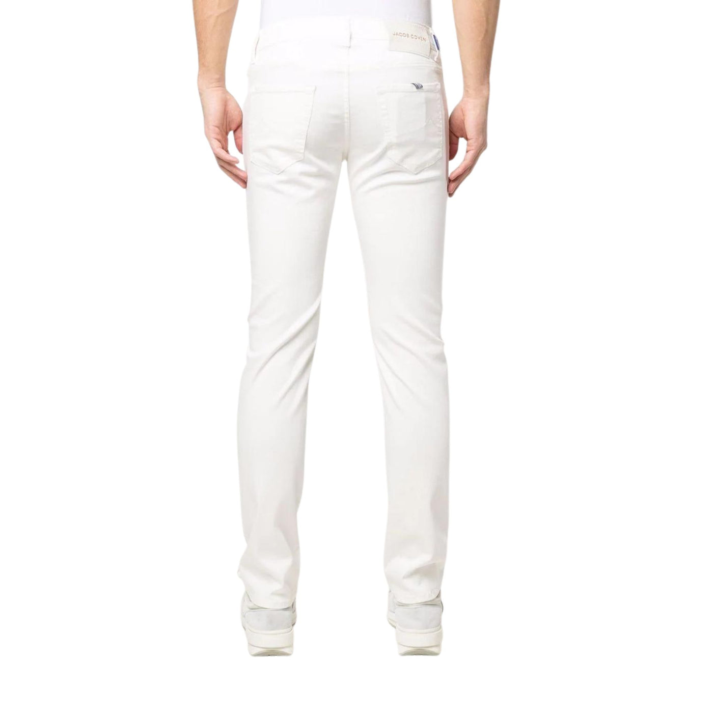 Pantalone da uomo bianco firmato Jacob Cohen su modello vista retro