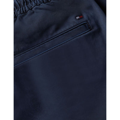 Pantalone da uomo blu navy firmato Tommy Hilfiger dettaglio tasca retro