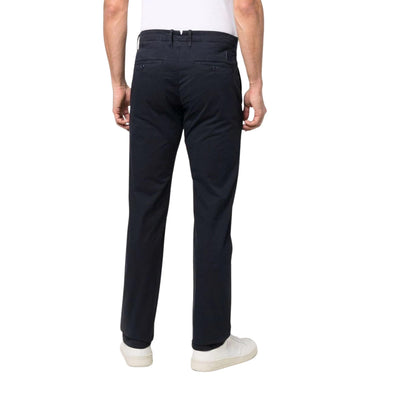 Pantalone da uomo blu firmato Jacob Cohen su modello vista retro