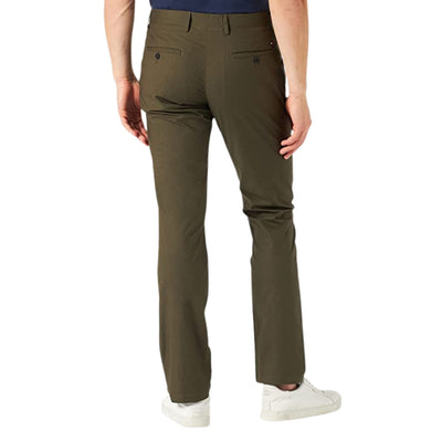 Pantalone da uomo verde militare firmato Tommy Hilfiger su modello vista retro