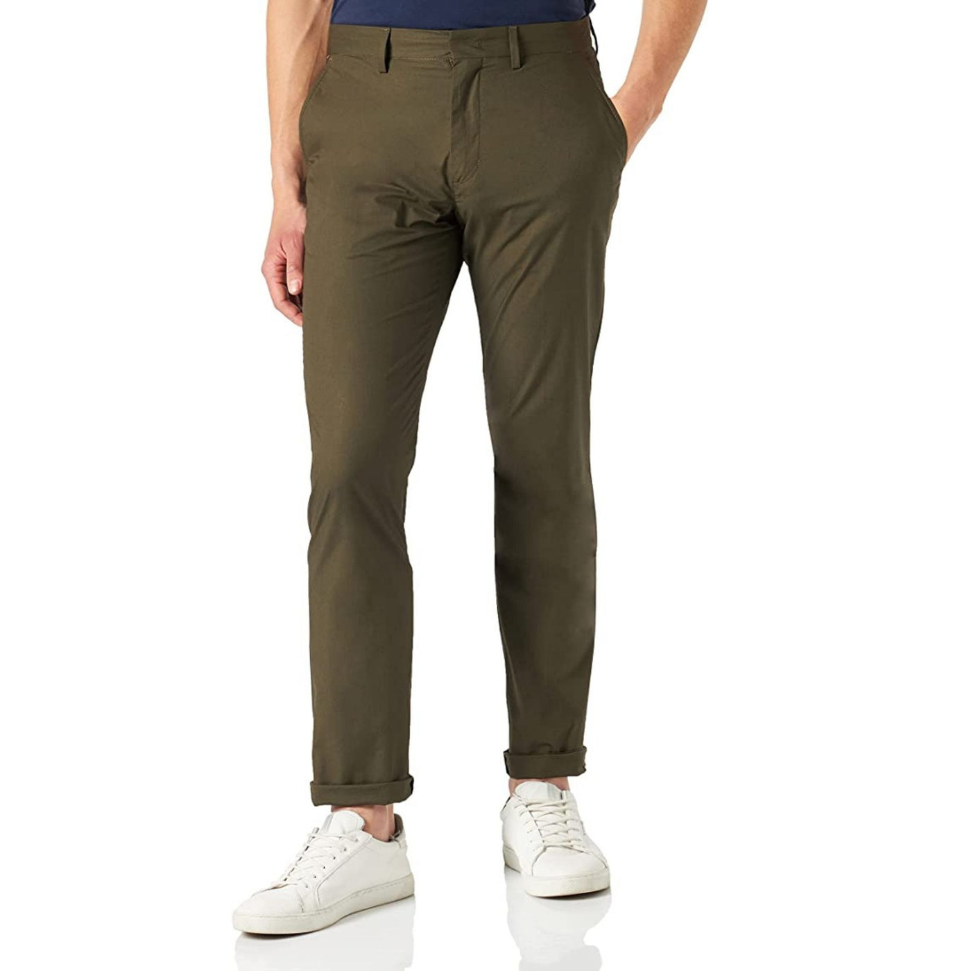Pantalone da uomo verde militare firmato Tommy Hilfiger su modello vista frontale