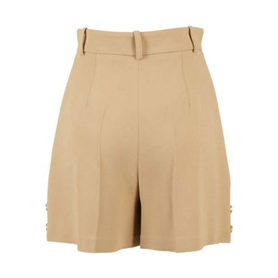 Short da donna cammello con bande a contrato laterali e bottoni light gold. Realizzato in misto viscosa con passanti cintura.