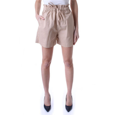 Short donna beige Woolrich su modella vista frontale