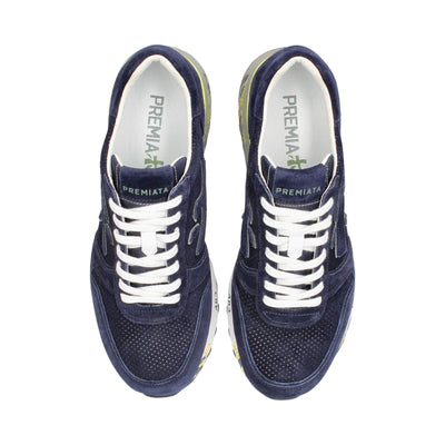 Sneakers uomo blu navy firmate premiata con tomaia in pelle e logo brand posto lateralmente, visuale dall'alto. 