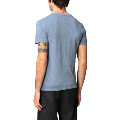 T-shirt uomo azzurra firmata Polo Ralph Lauren su modello vista retro