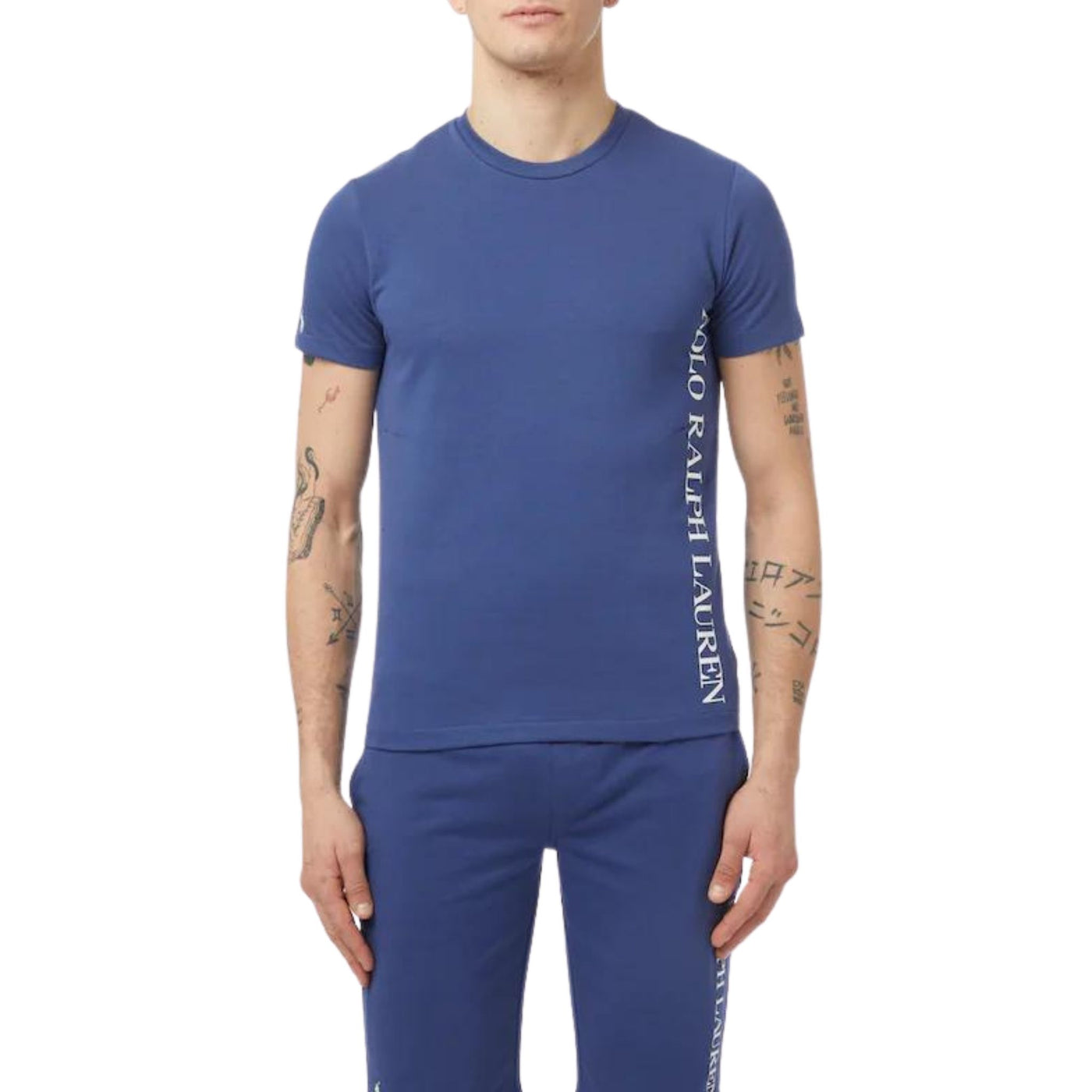 T-shirt uomo blu firmata Polo Ralph Lauren su modello vista frontale