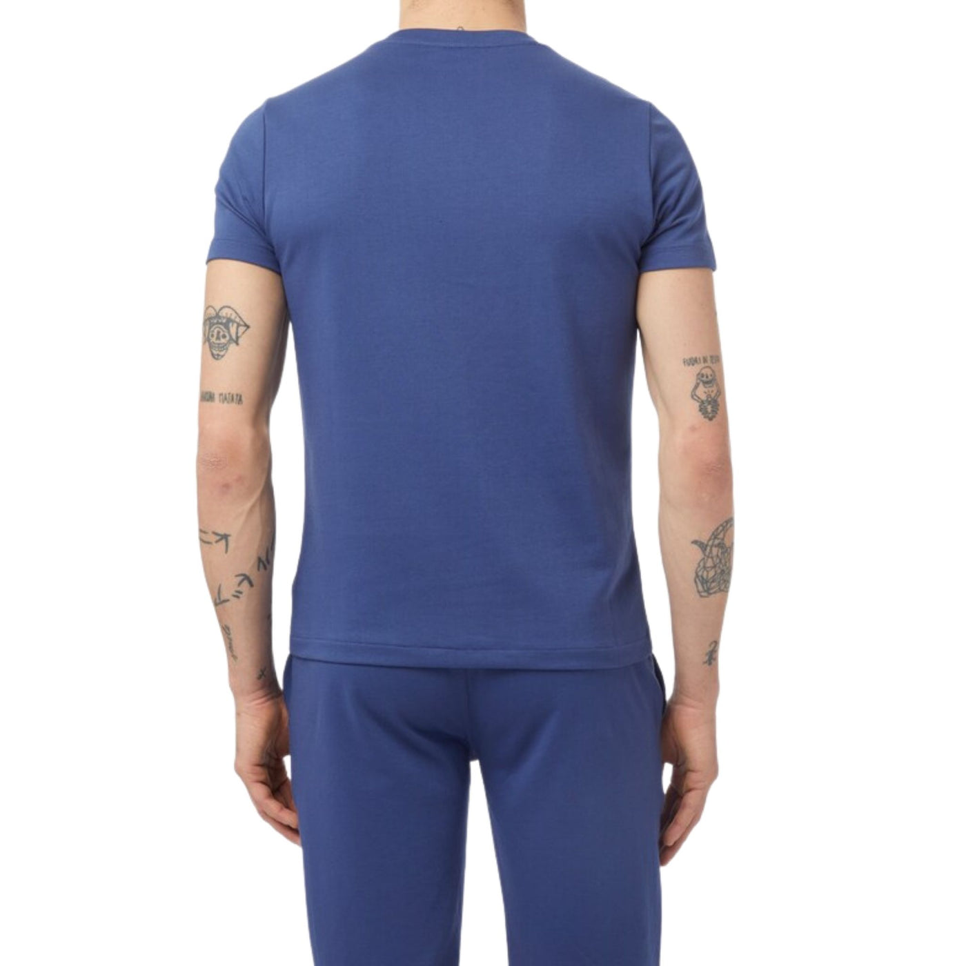 T-shirt uomo blu firmata Polo Ralph Lauren su modello vista retro