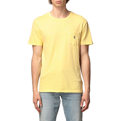 T-shirt uomo gialla firmata Polo Ralph Lauren su modello vista frontale
