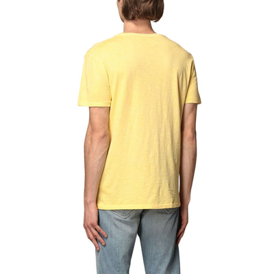 T-shirt uomo gialla firmata Polo Ralph Lauren su modello vista retro