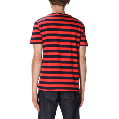 T-shirt da uomo rossa firmata Polo Ralph Lauren su modello vista retro