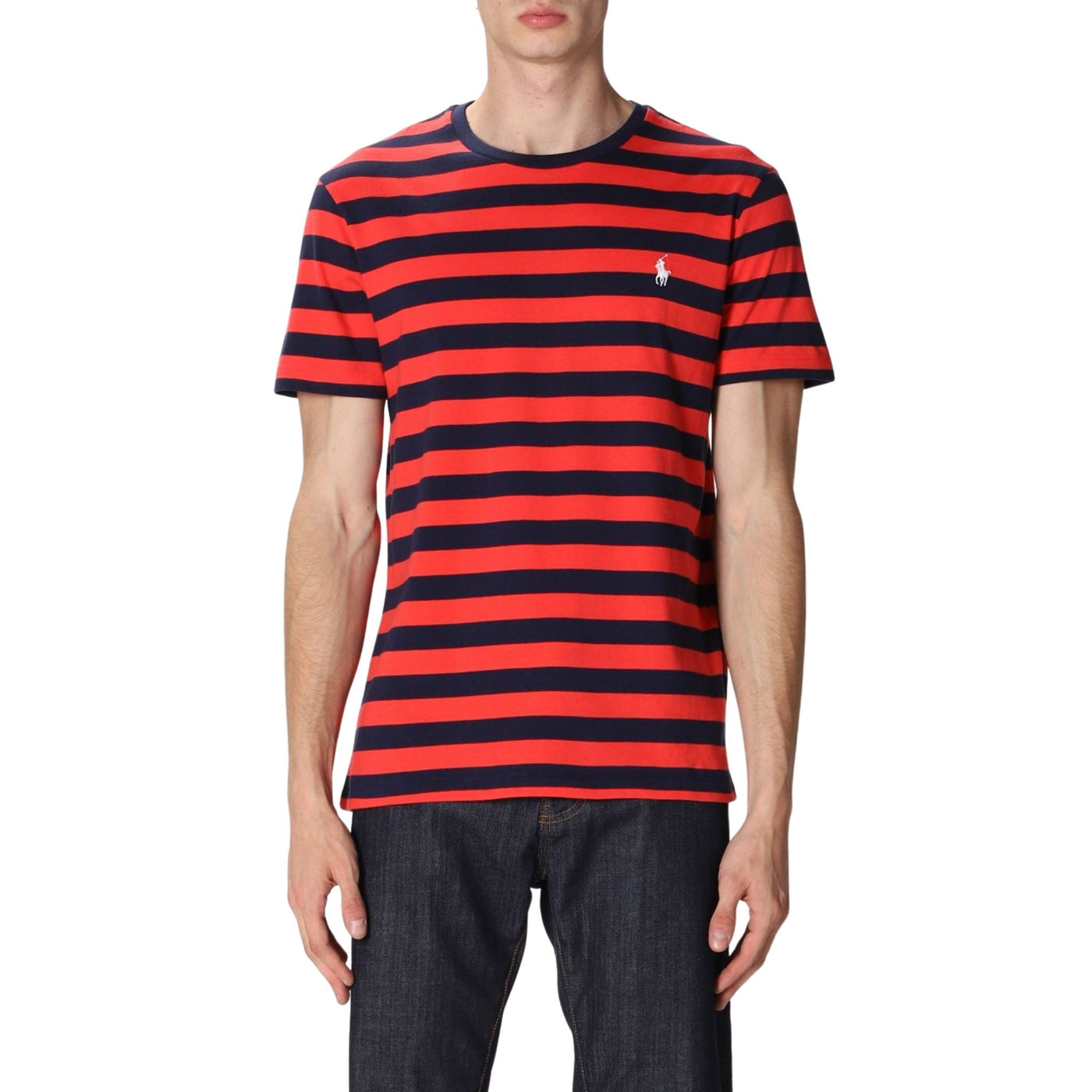 T-shirt da uomo rossa firmata Polo Ralph Lauren su modello vista frontale
