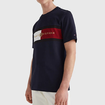 T-shirt da uomo firmata Tommy Hilfiger in cotone con bandierina brand frontale e girocollo indossata