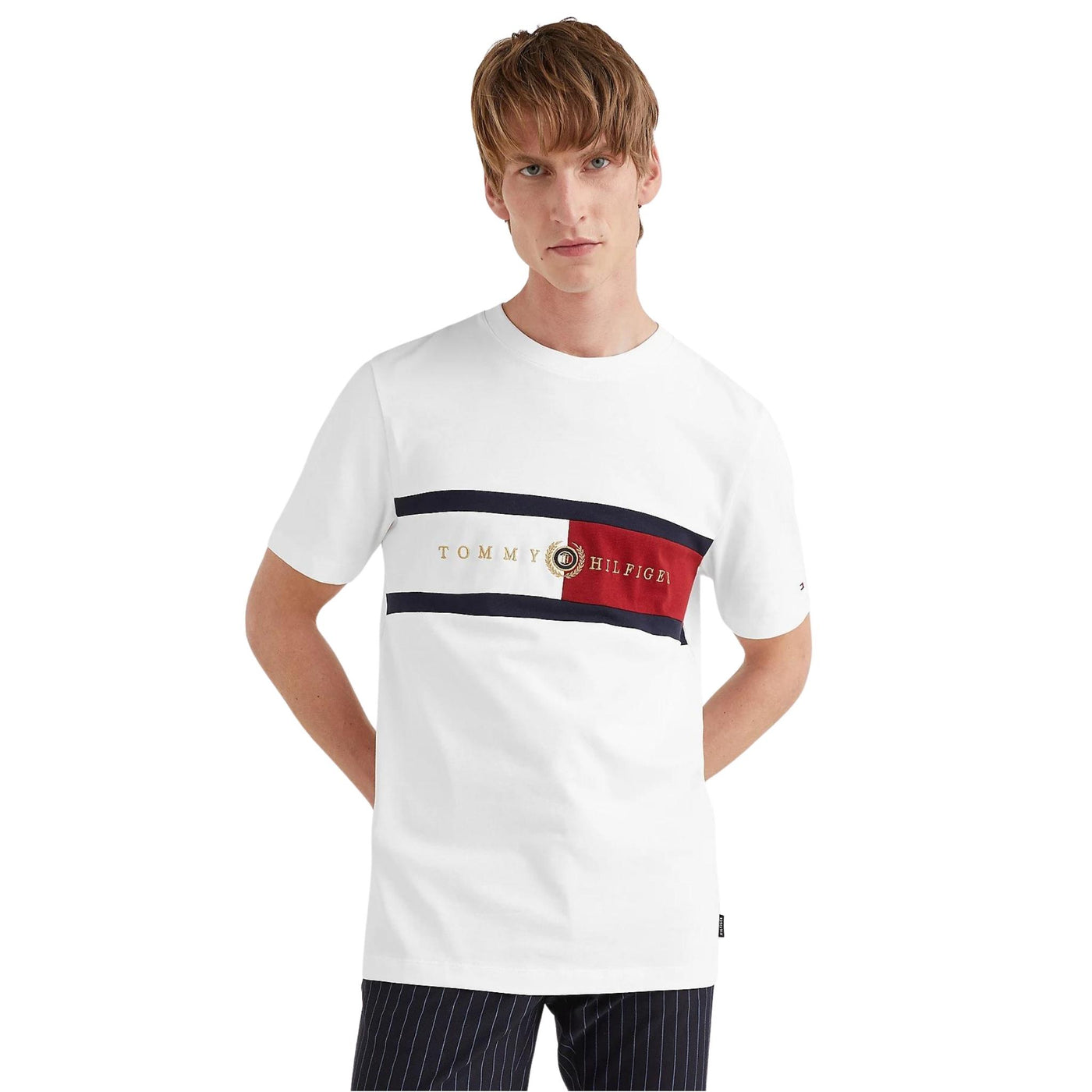T-shirt da uomo firmata Tommy Hilfiger in cotone con bandierina brand frontale e girocollo bianco indossata