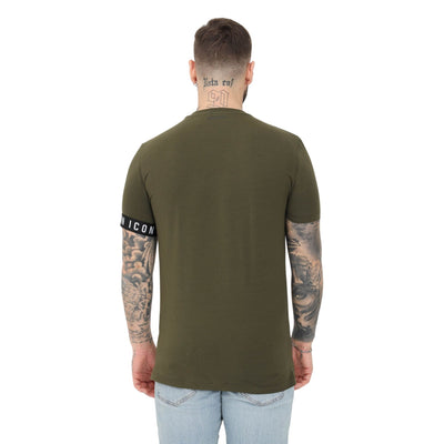 T-shirt da uomo verde militare firmata Dsquared su modello vista retro