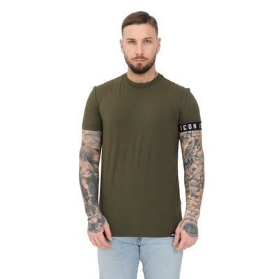 T-shirt da uomo verde militare firmata Dsquared su modello vista frontale
