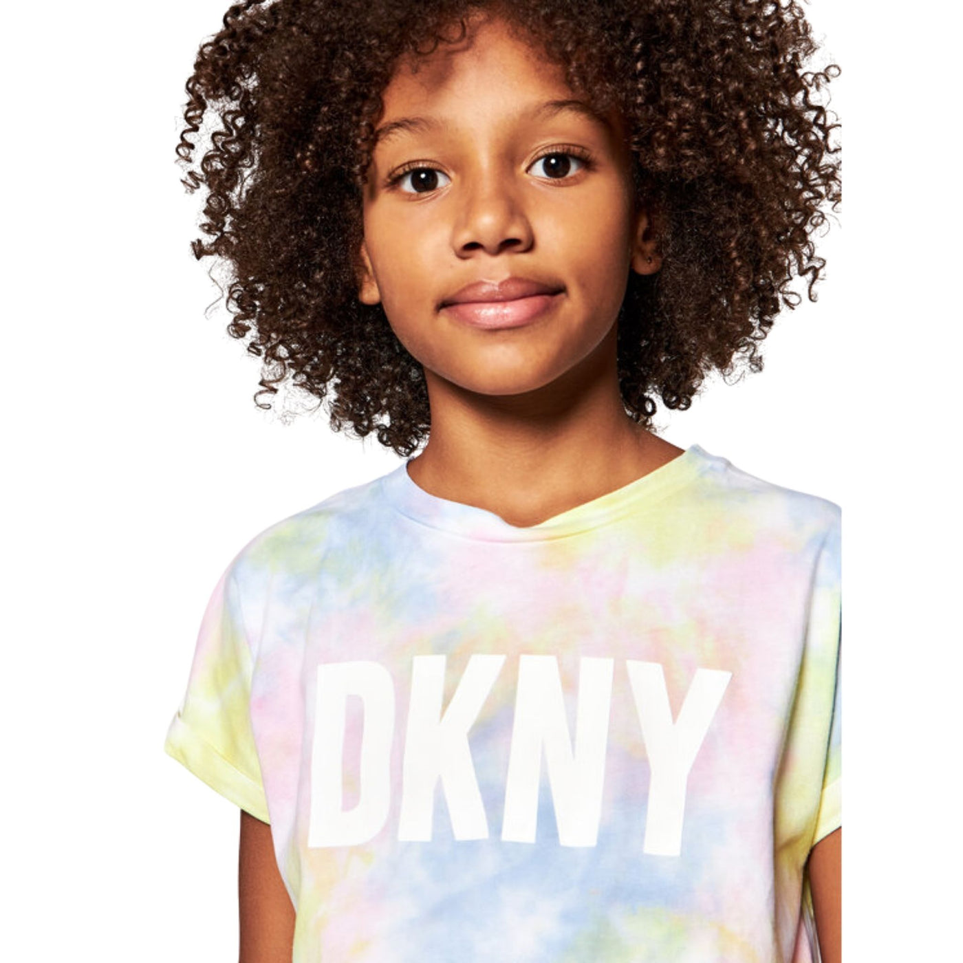 T-shirt bambina DKNY su modella vista frontale