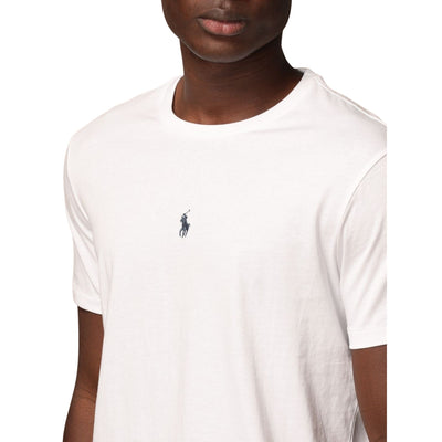 T-shirt uomo bianca Polo Ralph Lauren su modello dettaglio logo