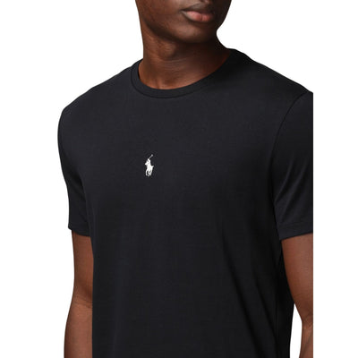 T-shirt uomo blu navy Polo Ralph Lauren su modello dettaglio logo