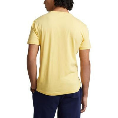T-shirt uomo gialla Polo Ralph Lauren su modello vista retro