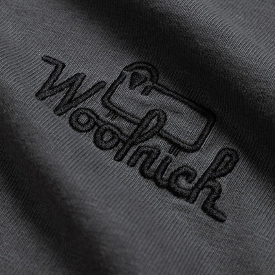 T-shirt uomo nera Woolrich dettaglio logo