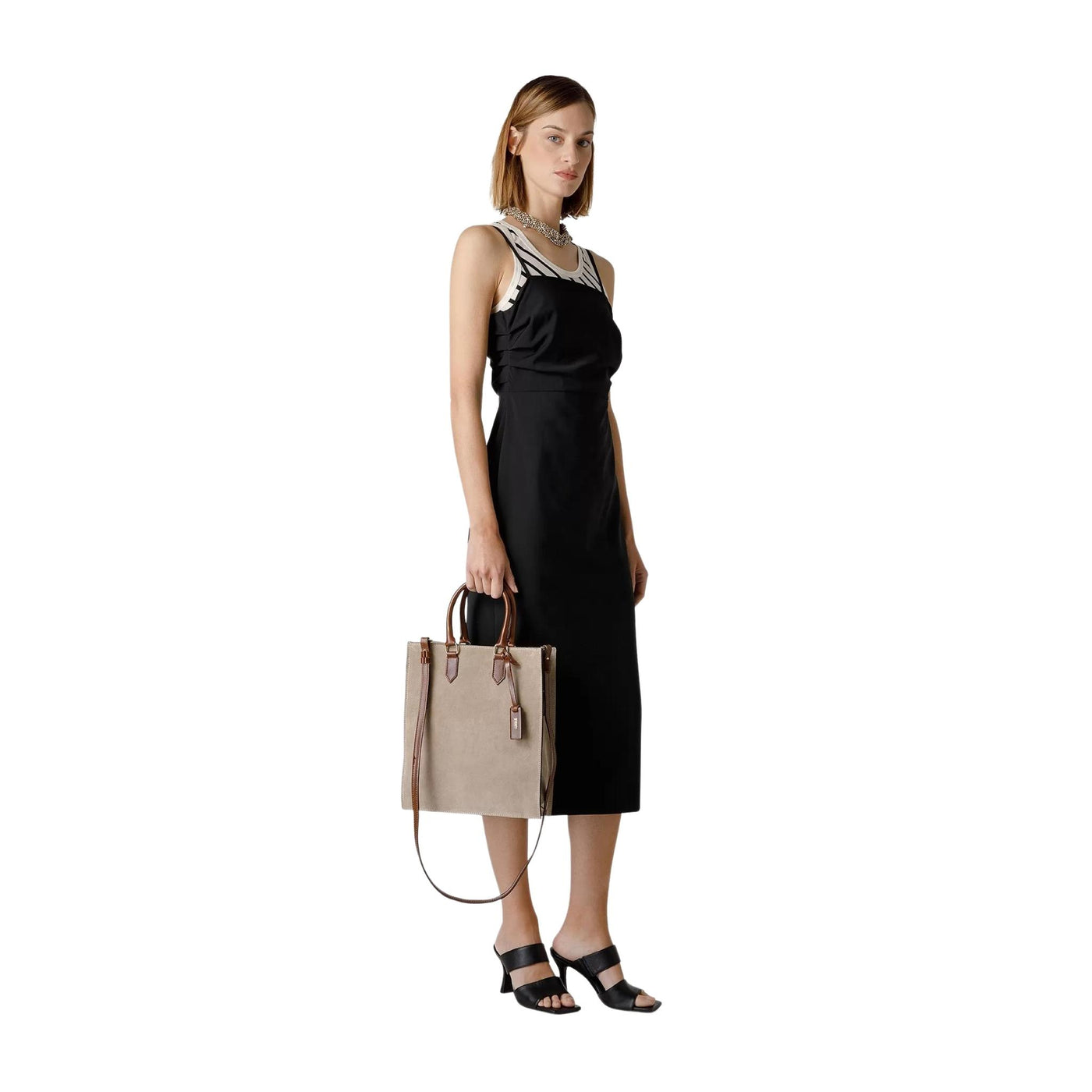 borsa donna seventy in pelle scamosciata geometrica beige indossata