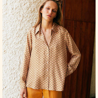camicia donna momonì in seta stampata rosa indossata
