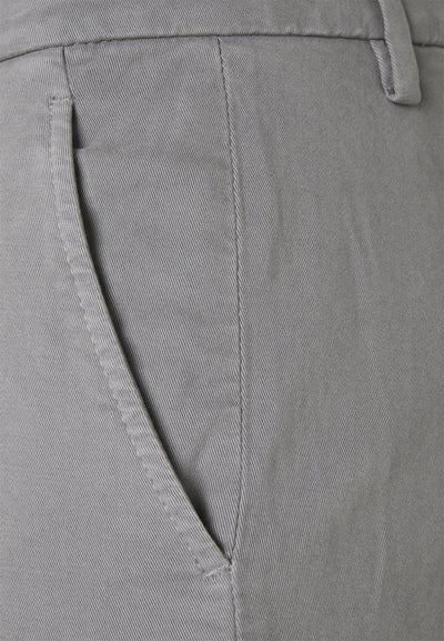 Medium-waisted men's trousers