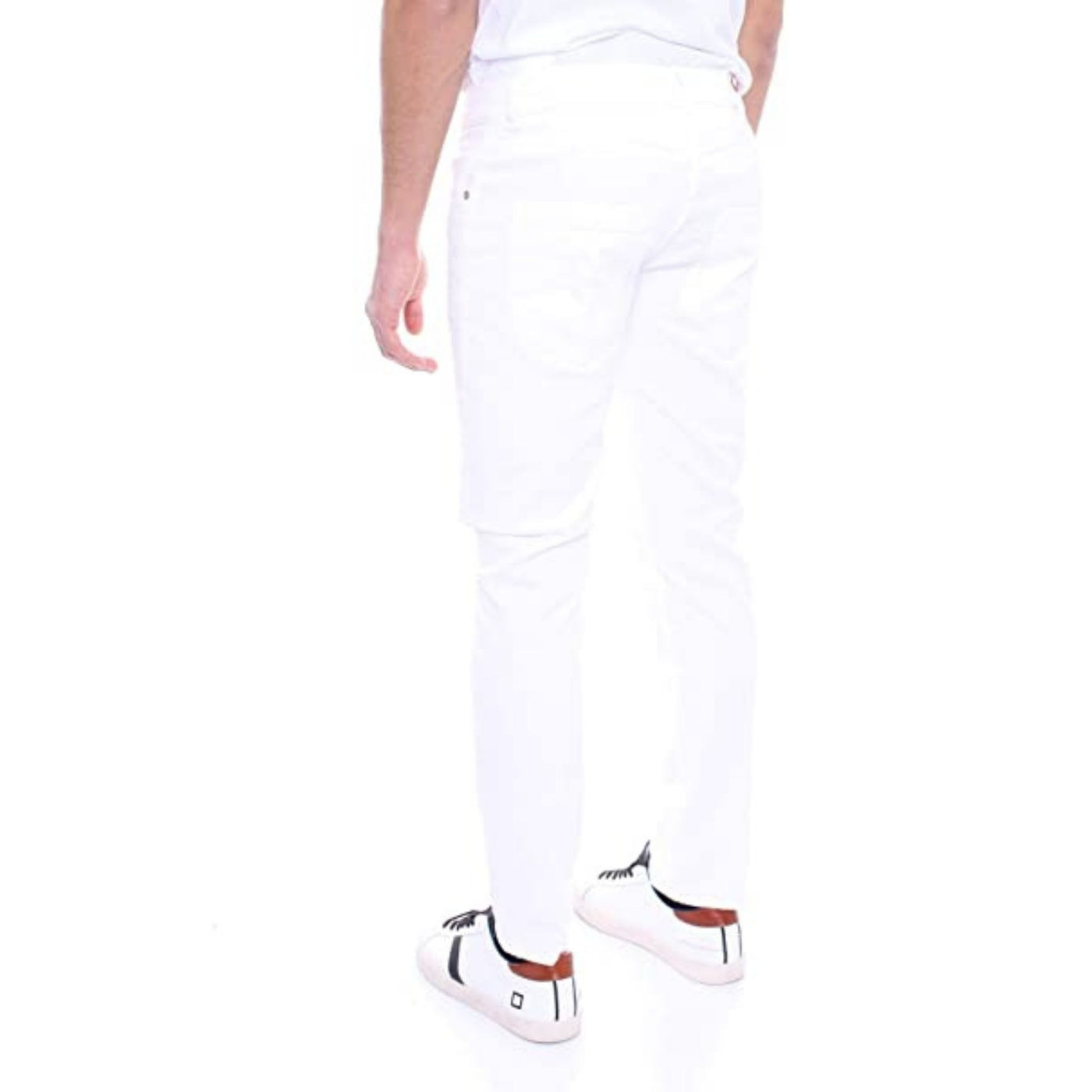 Jeans da uomo bianco firmato Dondup su modello vista retro