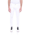 Jeans da uomo bianco firmato Dondup su modello vista frontale